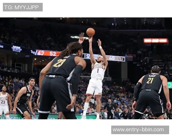 布克强势表现引领球队胜利19投10中斩获31分5篮板3助攻1抢断